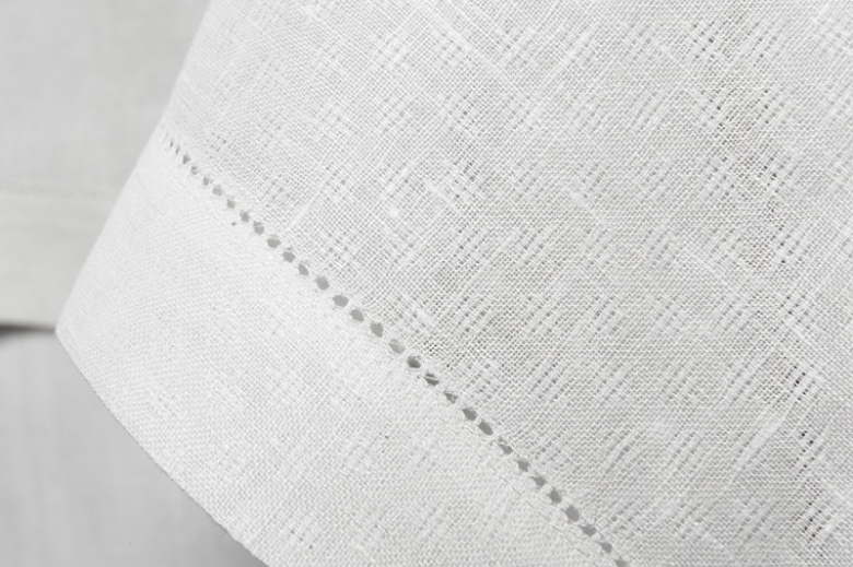 412-1151a-white-linen-tablecloth-with-pattern-and-hemstitch-800x532-p2