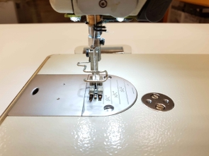 RUBINA RB-9400A-4CN Ātrgaitas vienas adatas rūpnieciskā šujmašīna ar automātiskām funkcijām